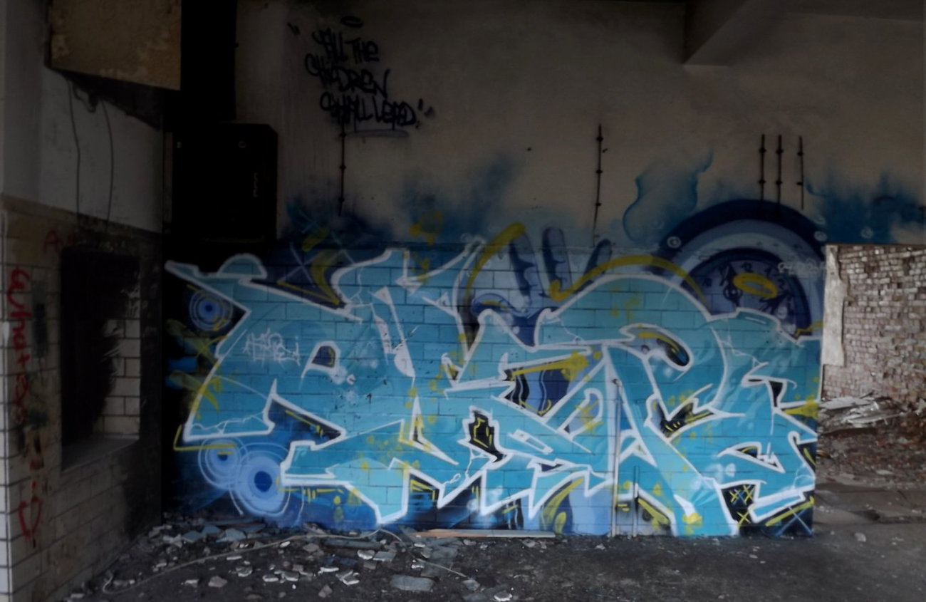 Graffiti Wall - Photo by Akpe - akpe, franticcolors (2014)