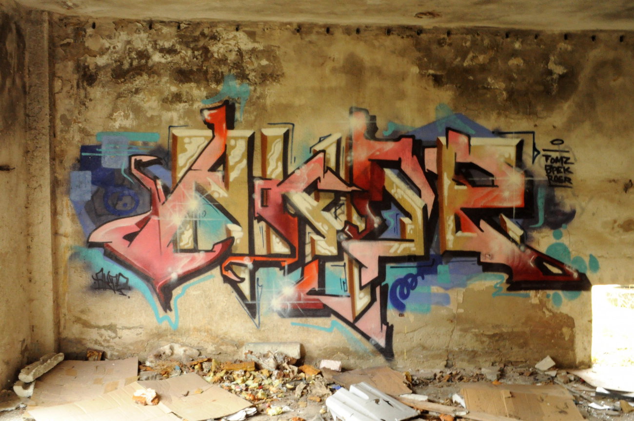 Graffiti Wall - Photo by Akpe - akpe, daw, franticcolors (2015)