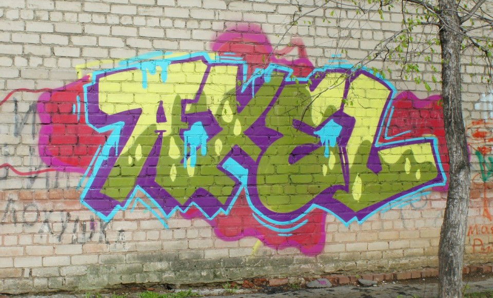 Graffiti Bombing - Photo by Aksel (2012)