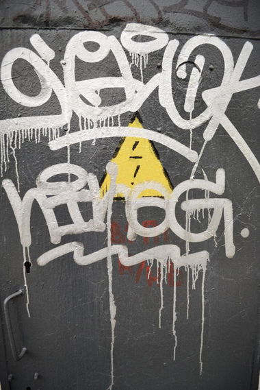 Graffiti Artwork - Photo by Annie - 9glock, tag, chrome (2014)