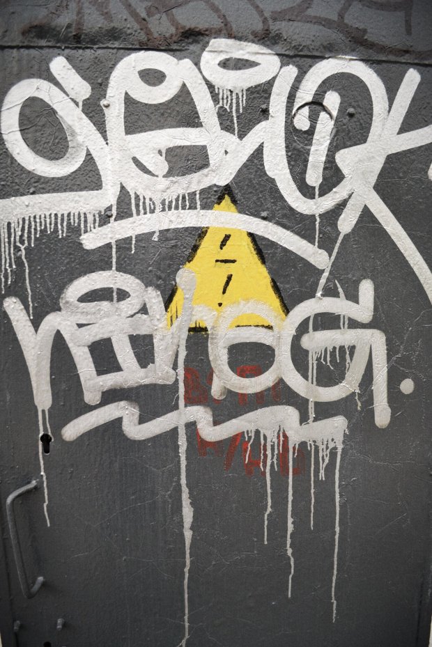 Graffiti Artwork - Photo by Annie - 9glock, tag, chrome (2014)