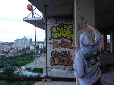 Graffiti Artwork - Photo by Anom_anomio