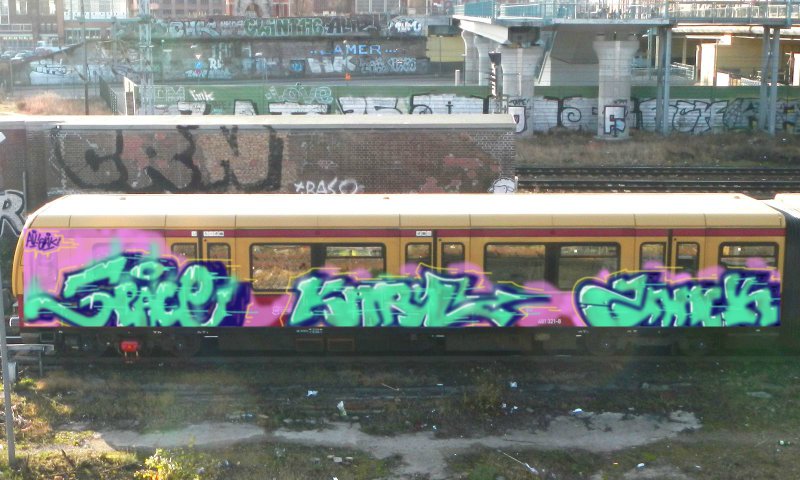 Graffiti Train in Berlin - Photo by Anusvisage - space, karlstoast, snack (2014)
