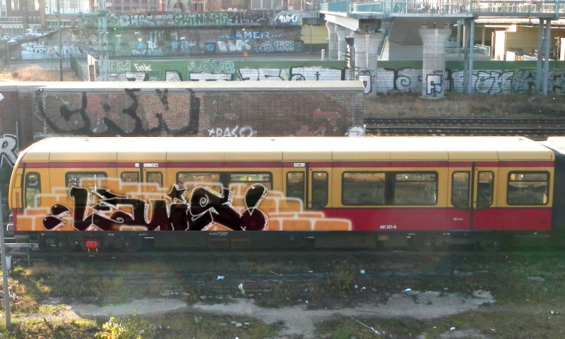 Graffiti Train in Berlin - Photo by Anusvisage - luis, av, train (2014)