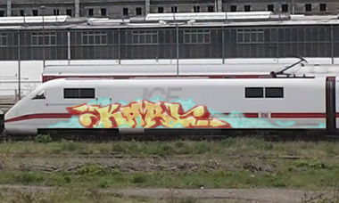 Graffiti Train in Berlin - Photo by Anusvisage - karlstoast, train, berlin (2014)