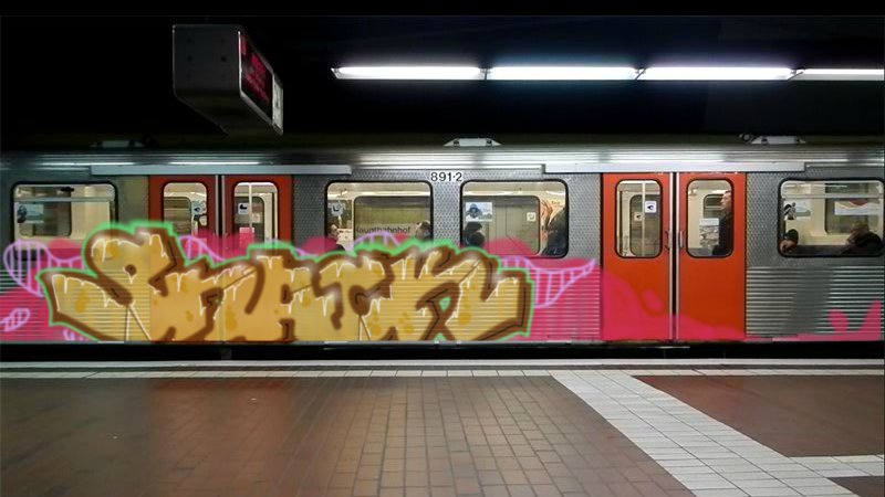 Graffiti Train in Hamburg - Photo by Anusvisage - snack, train, hamburg (2014)