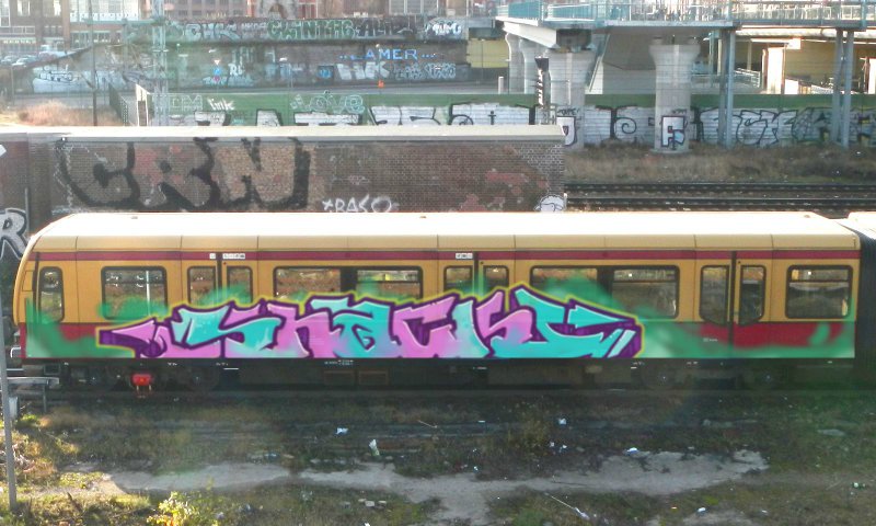 Graffiti Train in Berlin - Photo by Anusvisage - snack, train, berlin (2014)