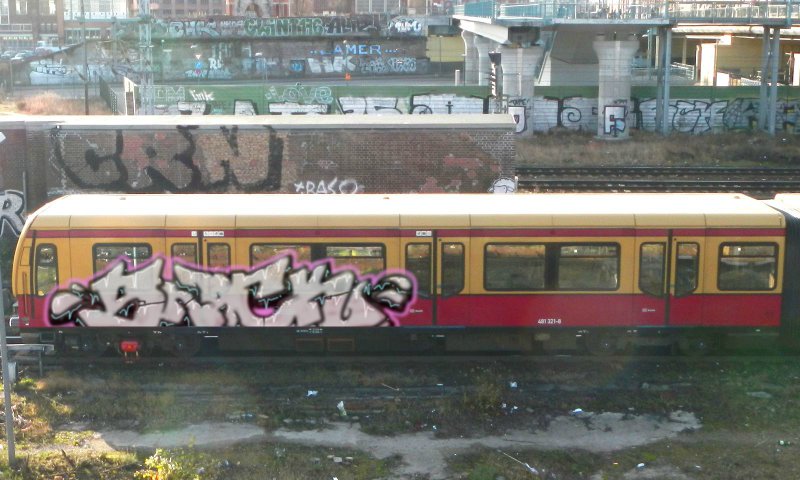 Graffiti Train in Berlin - Photo by Anusvisage - snack, train, berlin (2014)