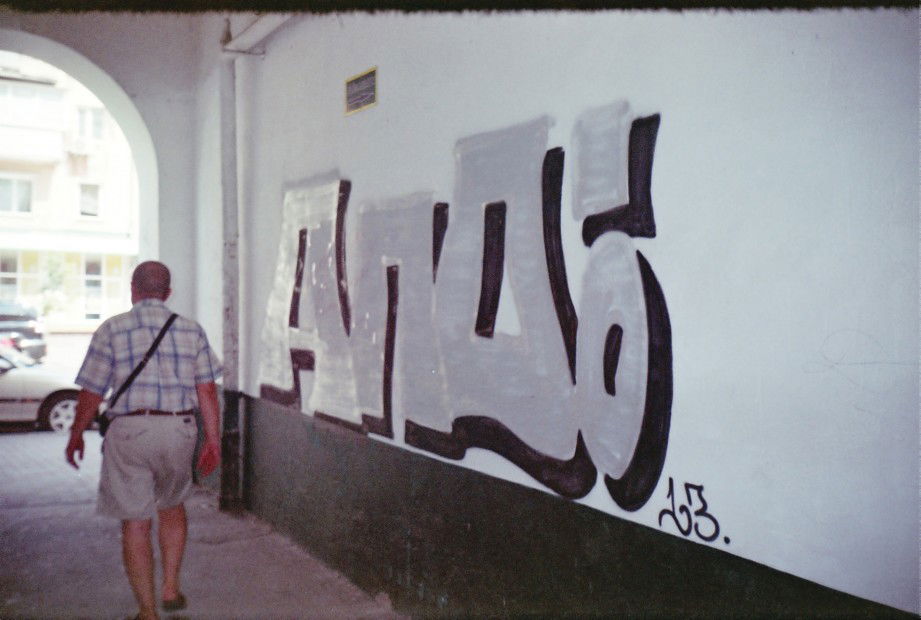 Graffiti Bombing in Vinnitsa - Photo by Apo_Ukraine - apo, apik (2013)