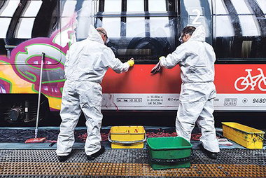 Graffiti Train - Photo by Arschloch - buff