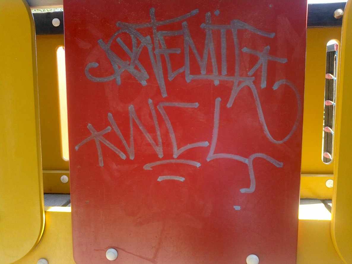 Graffiti Artwork in Pano Polemidia - Photo by Artemio - ???? (2014)