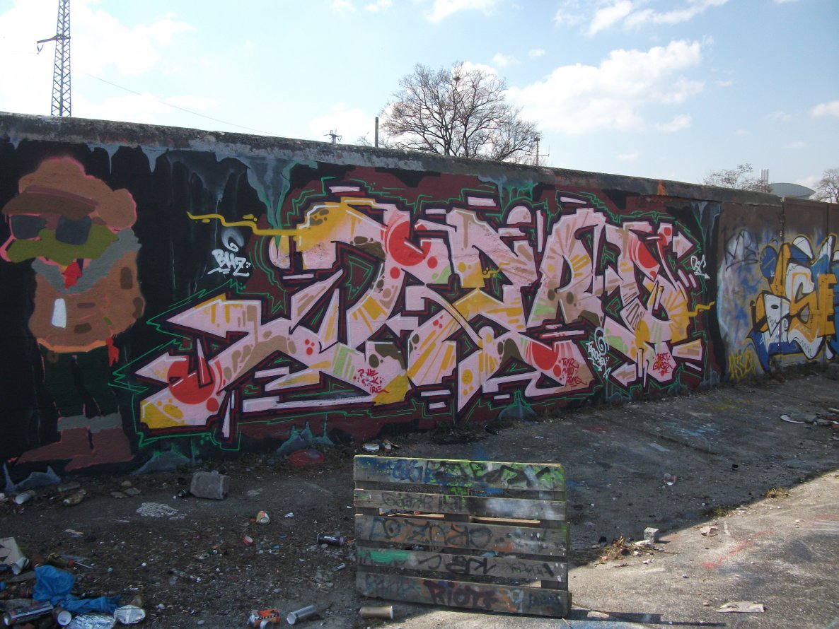 Graffiti Wall - Photo by AugustUndTiner - taro