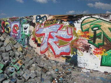 Graffiti Bombing - Photo by AugustUndTiner - s3, te