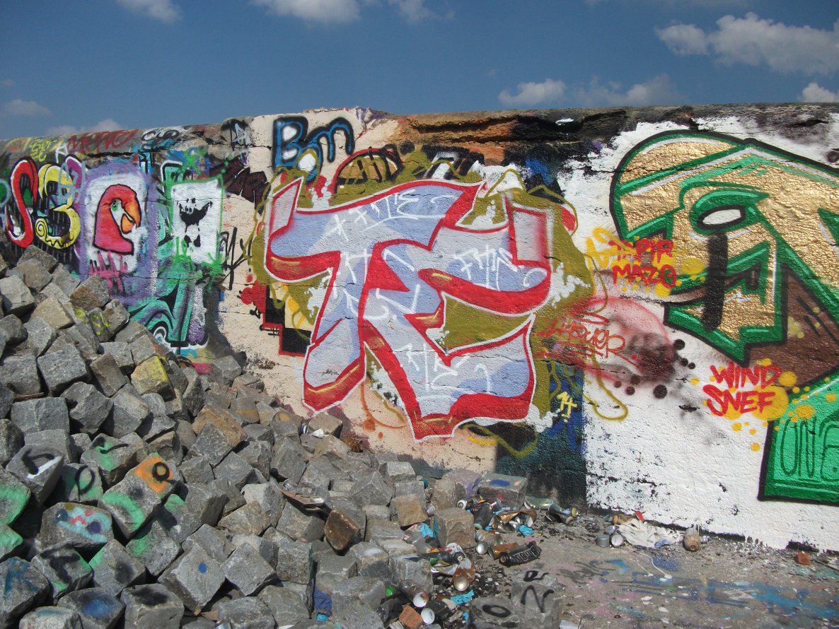 Graffiti Bombing - Photo by AugustUndTiner - s3, te
