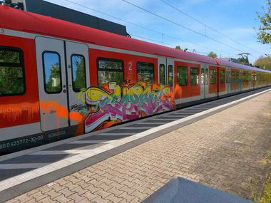 Graffiti Train - Photo by AugustUndTiner