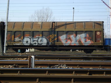 Graffiti Train - Photo by Aver - 059, NEVER, SURRENDER