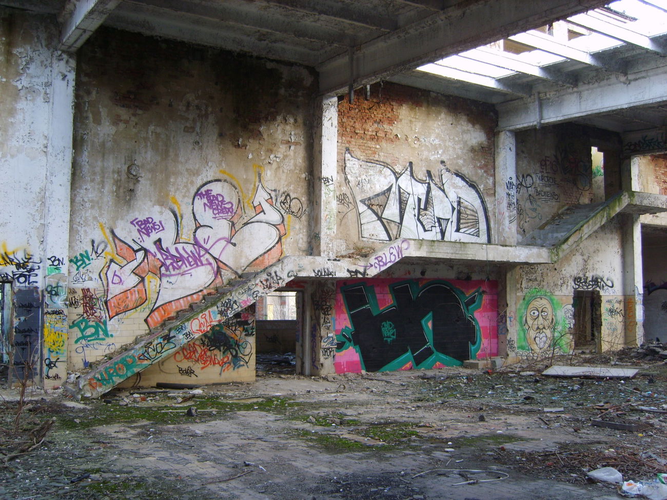 Graffiti Wall - Photo by Aver - BN, BE, MCND