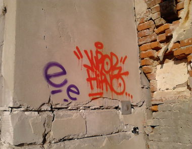 Graffiti Wall - Photo by Aver - e, YUROR, HIPNO