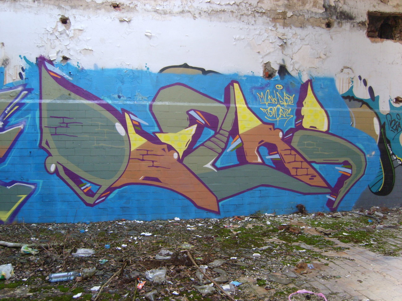 Graffiti Wall - Photo by Aver - DOLAR