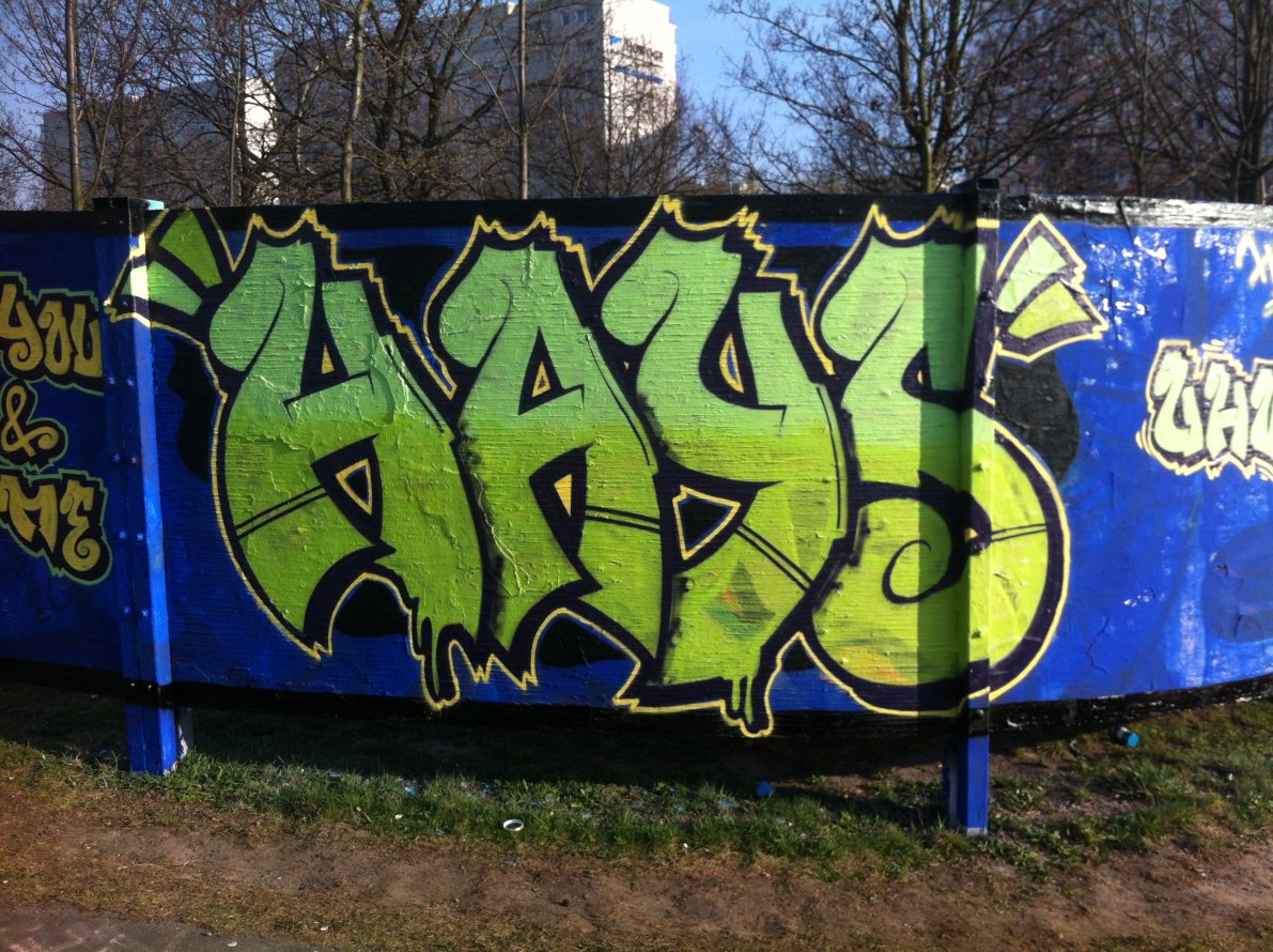 Graffiti Wall in Berlin - Photo by AxelFoley - hays, uhv, pmk (2013)