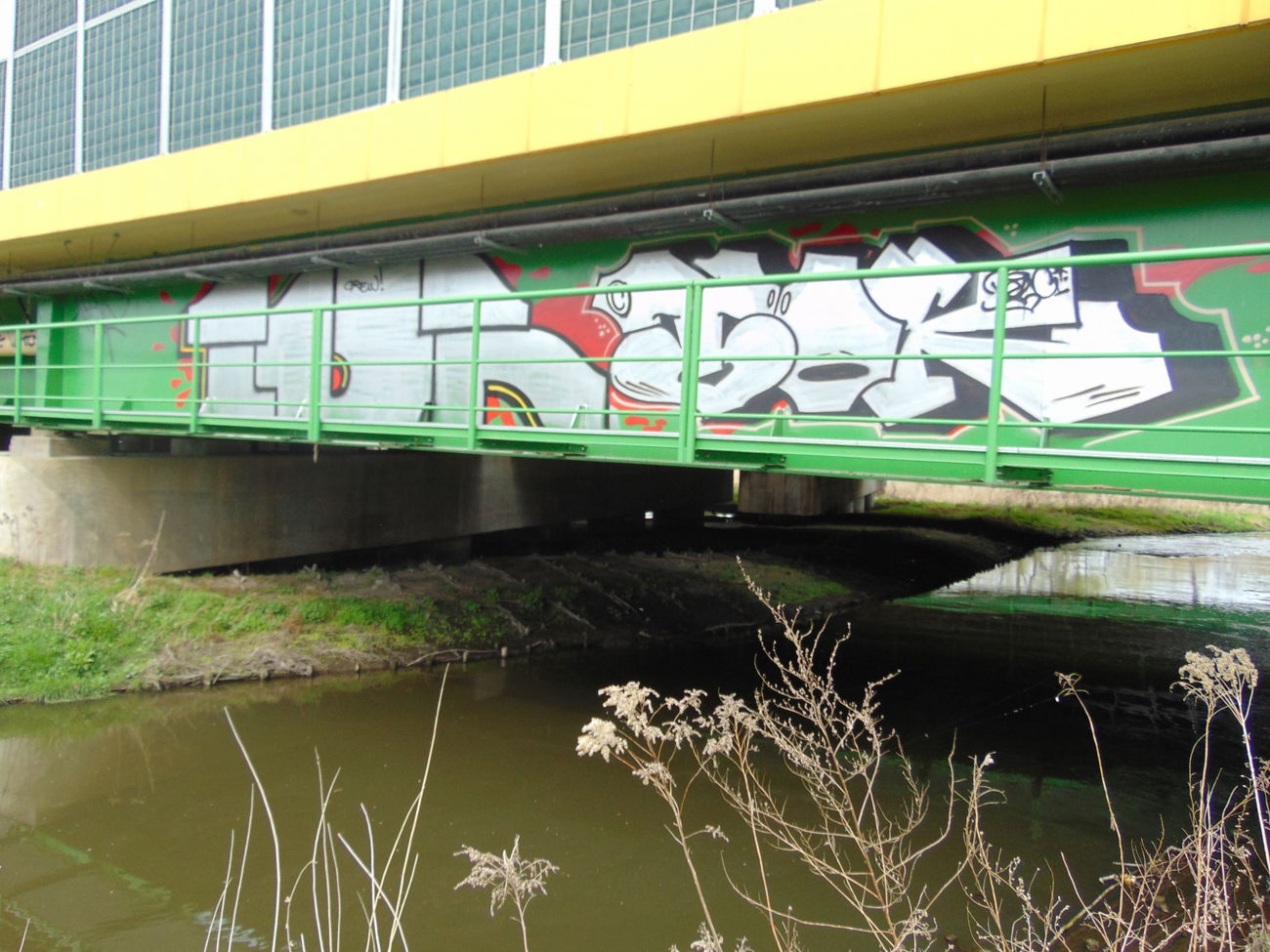 Graffiti Bombing - Photo by B3ncon3 - Wiec, Benc, Toksyny (2016)