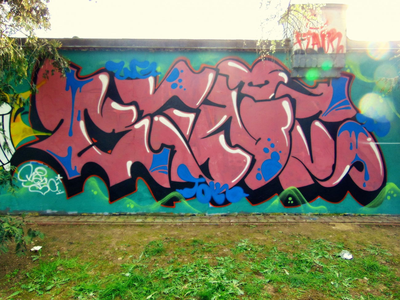 Graffiti Wall - Photo by B3ncon3 - Bor, Benc, Trta (2016)
