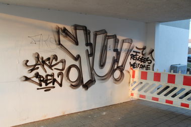 Graffiti Bombing - Photo by BEERONE - yuqs, aks, crew (2013)