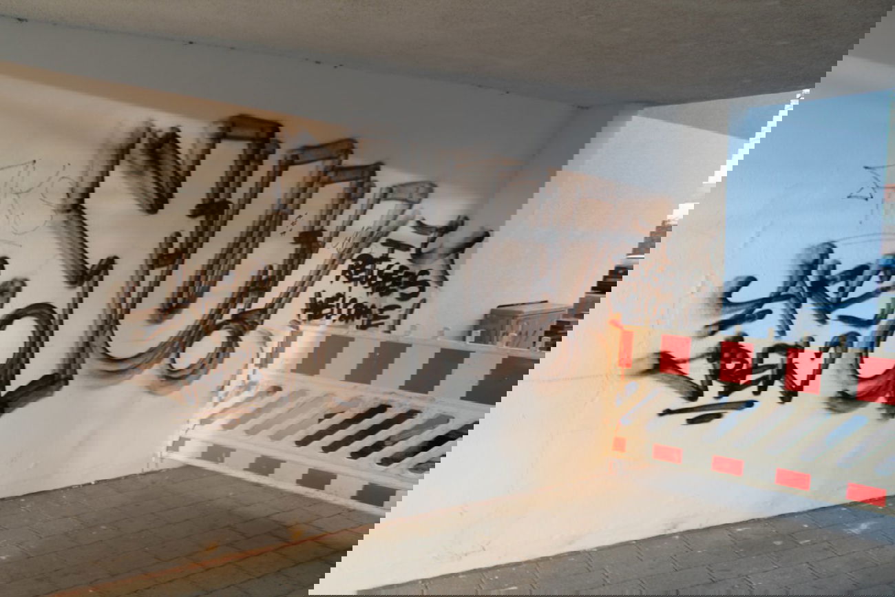 Graffiti Bombing - Photo by BEERONE - yuqs, aks, crew (2013)