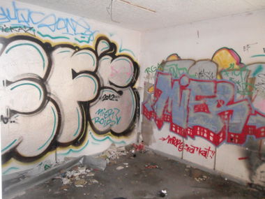 Graffiti Wall - Photo by BEERONE - ef's, mier, yugs