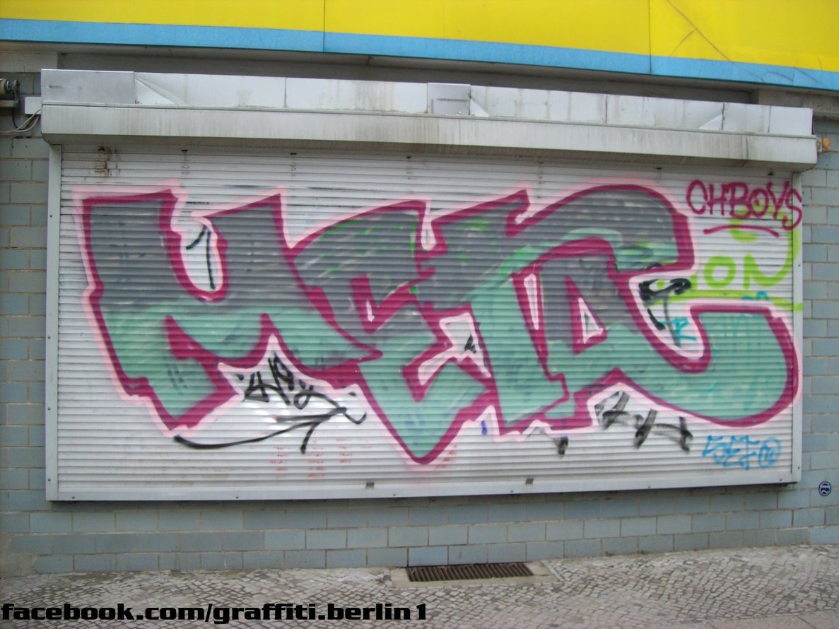 Graffiti Bombing in Berlin - Photo by BERLINA - meta, chb