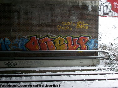 Graffiti Bombing - Photo by BERLINA - oneup, 1up, one