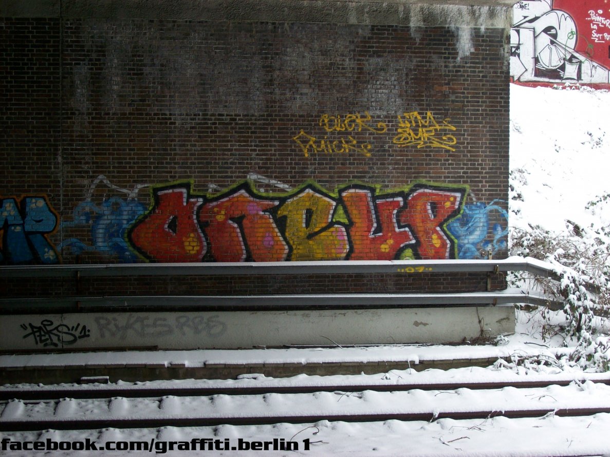 Graffiti Bombing - Photo by BERLINA - oneup, 1up, one