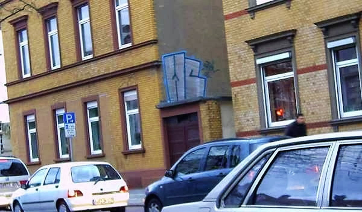 Graffiti Bombing - Photo by BOND001 - WC, MF, Osnabrück (2005)