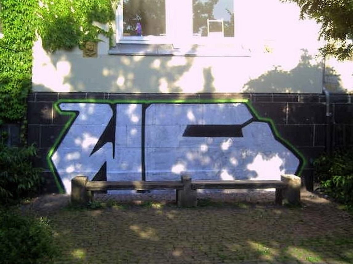 Graffiti Bombing - Photo by BOND001 - WCMF, Osnabrück (2005)