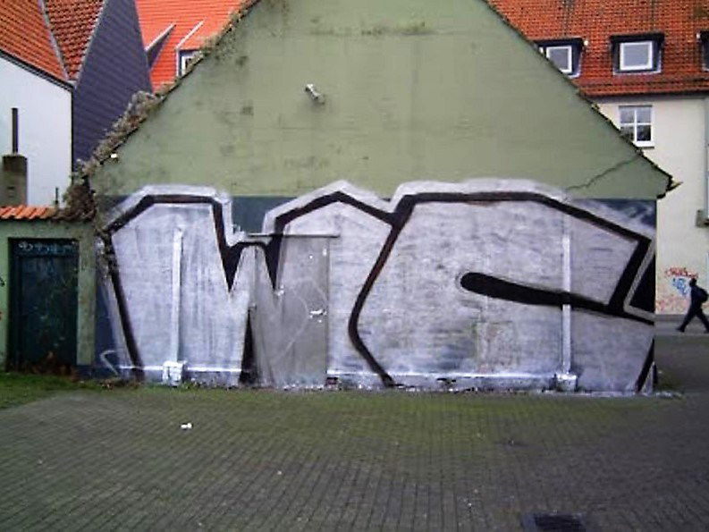 Graffiti Bombing - Photo by BOND001 - WCMF, Osnabrück (2006)