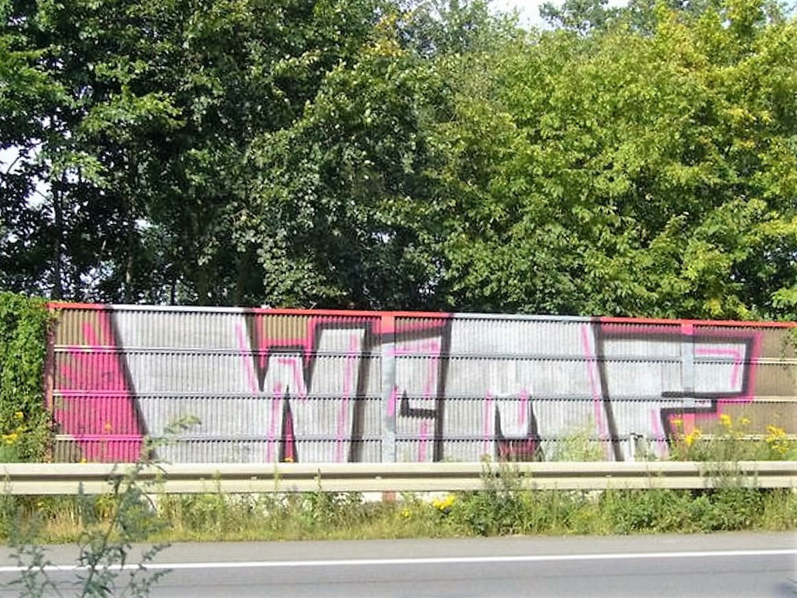 Graffiti Bombing - Photo by BOND001 - WCMF, Osnabrück (2006)
