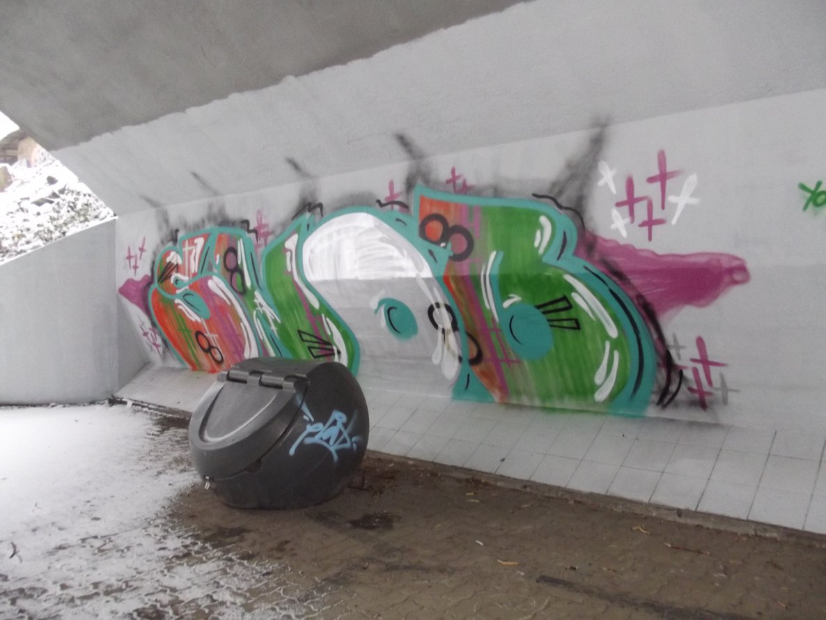 Graffiti Bombing - Photo by BTT0341 - snob, leipzig