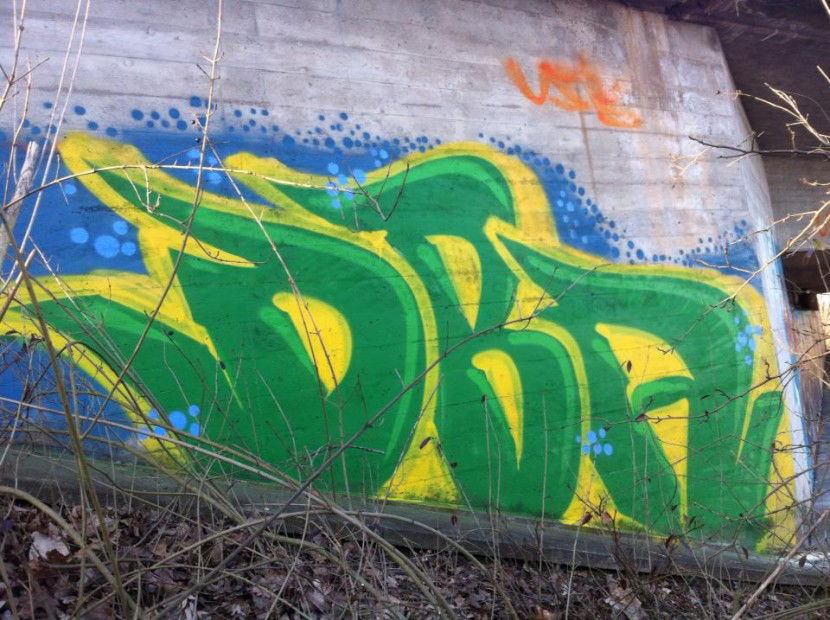 Graffiti Bombing - Photo by Badner - dba, crew, dba (2013)