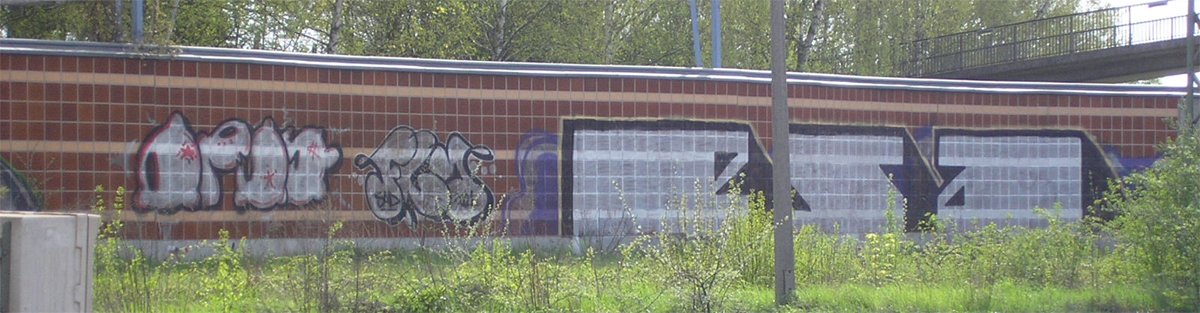 Graffiti Bombing - Photo by Bananensaft - Opos, fly, esa