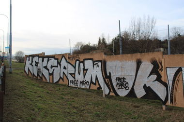 Graffiti Bombing - Photo by Bbaks - FREE, EL, MAROOON