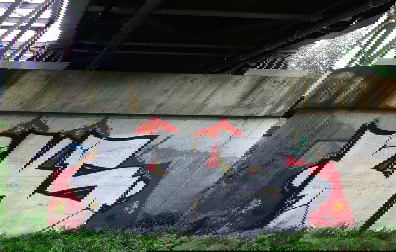 Graffiti Bombing - Photo by BeKaeS - bks, crew