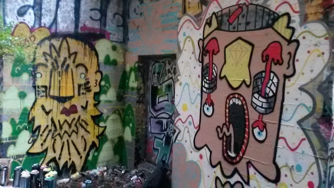 Graffiti Wall - Photo by Beemo - rasur, rac, cpc