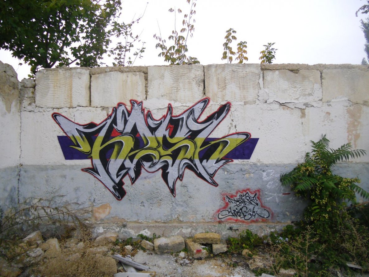 Graffiti Wall - Photo by BeetleZ - HESH, CaBs