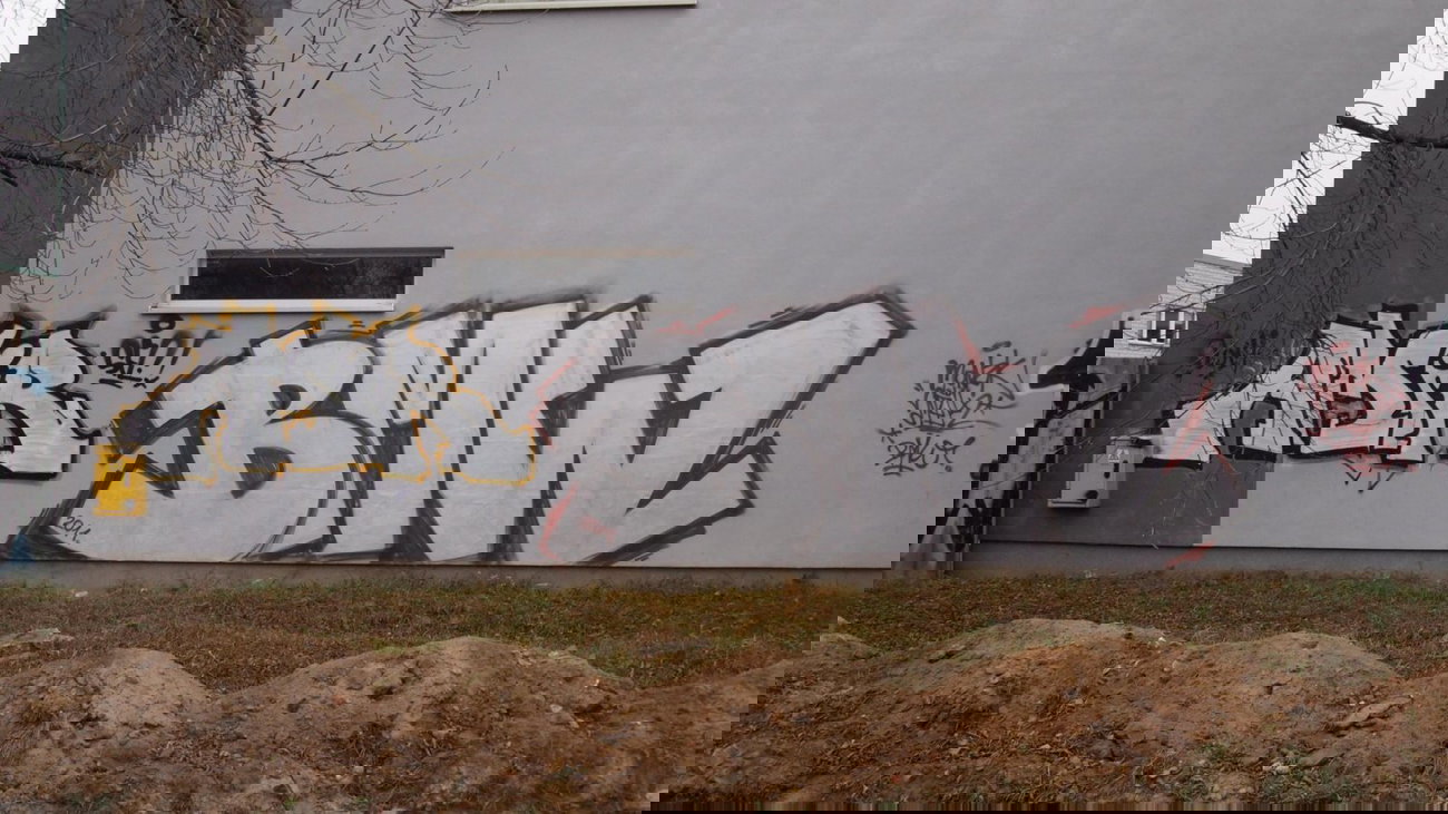 Graffiti Wall - Photo by BemWalls - amir, bmw, chrome