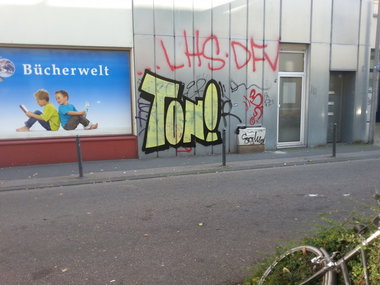 Graffiti Bombing - Photo by Benderbaumeister - throwup, tup, köln