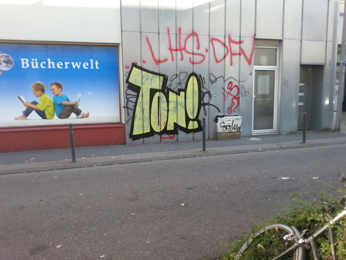 Graffiti Bombing - Photo by Benderbaumeister - throwup, tup, köln