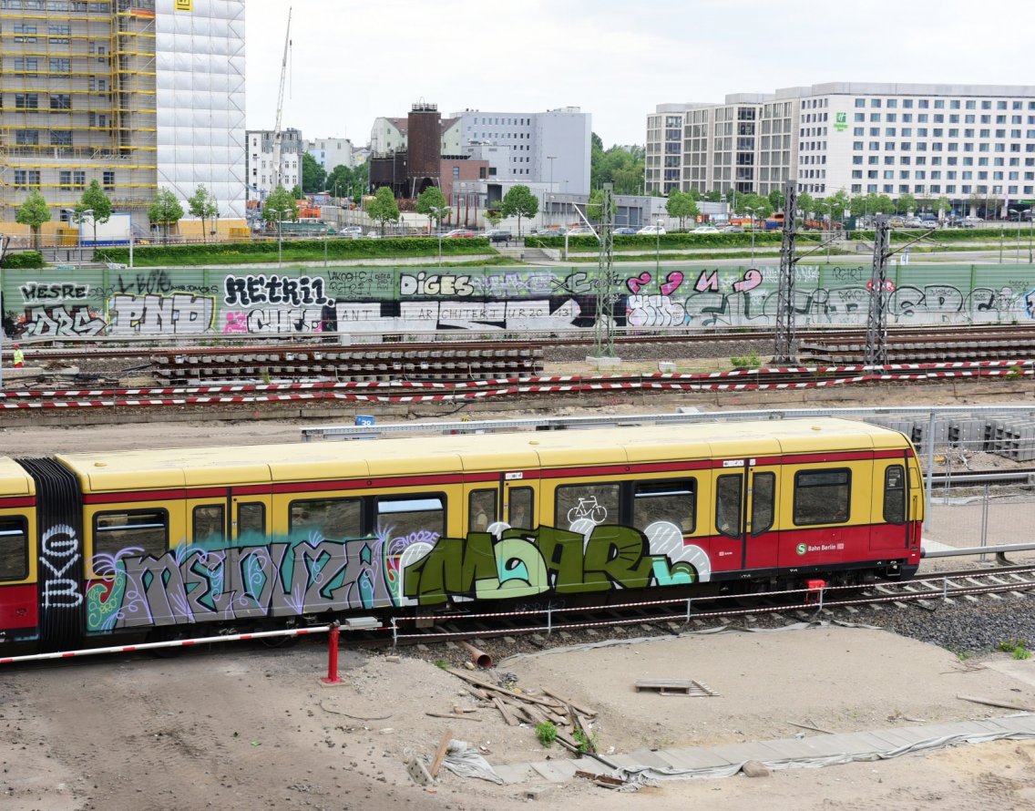 Graffiti Train - Photo by BertosBlog - Moar, RHB, Meduza (2015)
