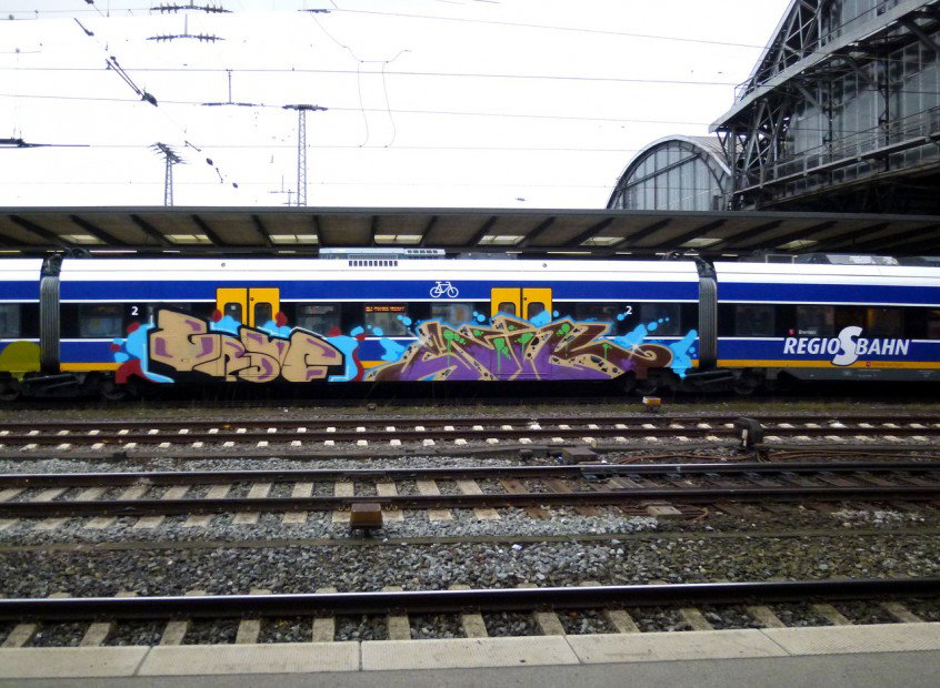 Graffiti Train in bremen - Photo by Bigchill - grove, enik (2012)