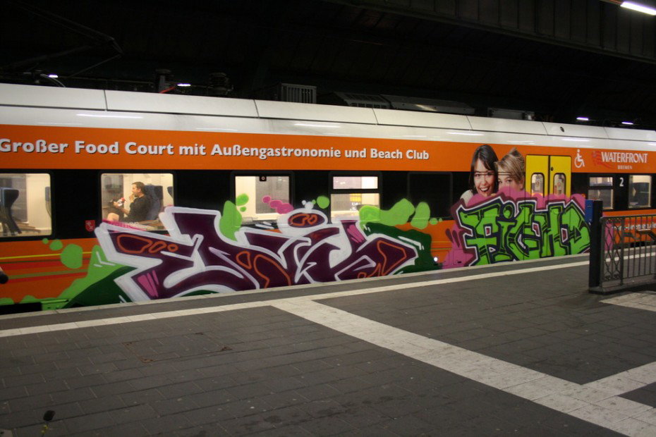 Graffiti Train in Bremen - Photo by Bigchill - enik (2012)
