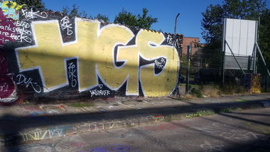 Graffiti Bombing - Photo by Bloede1 - Hgs, fbm, duk (2018)